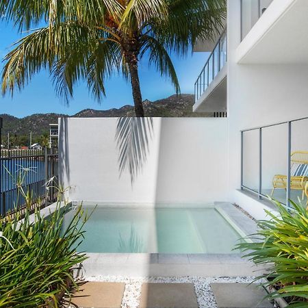 페퍼스 블루 온 블루 리조트 마그네틱 아일랜드 넬리베이 외부 사진 A private pool at a resort in Queensland, Australia