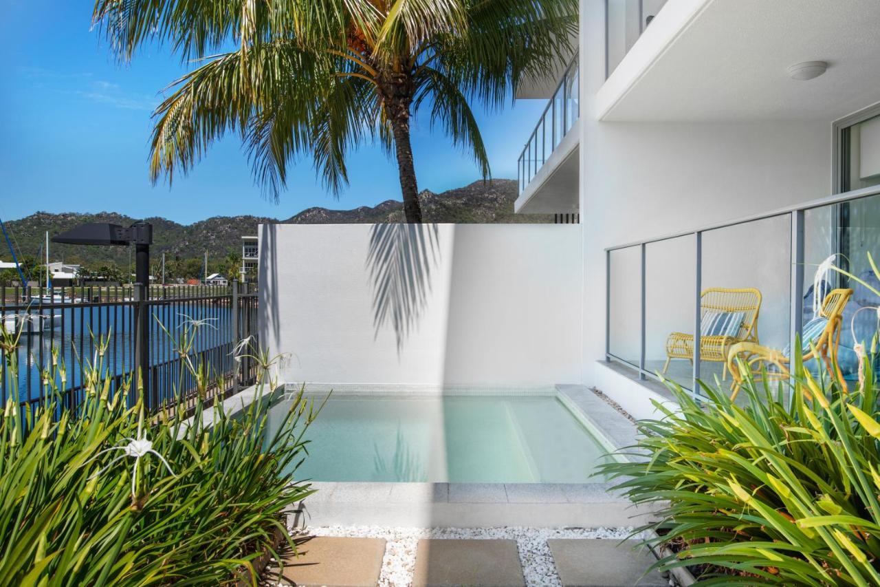 페퍼스 블루 온 블루 리조트 마그네틱 아일랜드 넬리베이 외부 사진 A private pool at a resort in Queensland, Australia