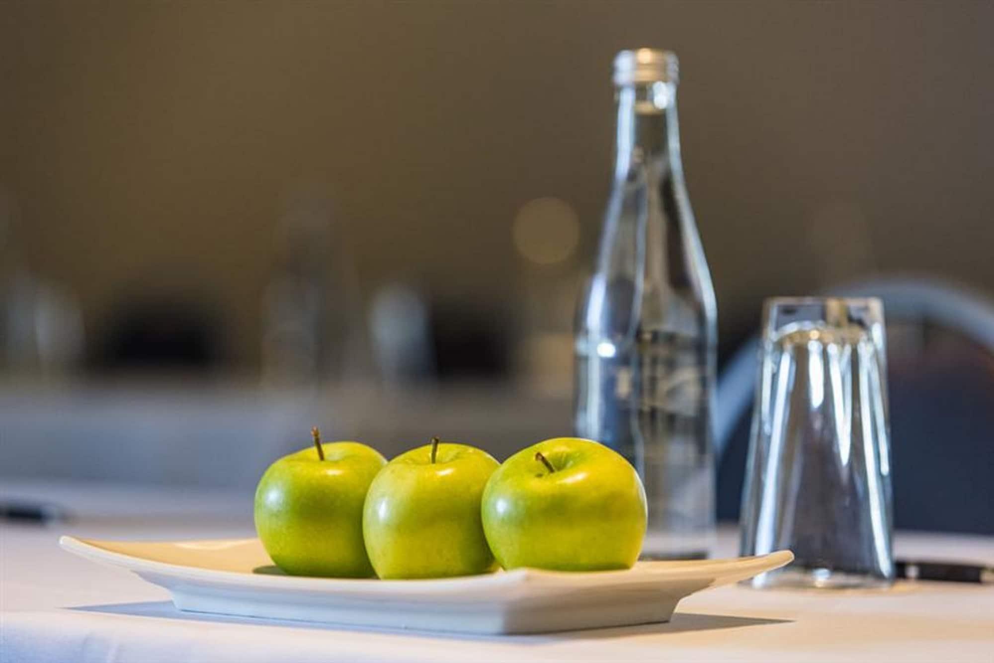페퍼스 블루 온 블루 리조트 마그네틱 아일랜드 넬리베이 외부 사진 A bottle of water and apples on a table