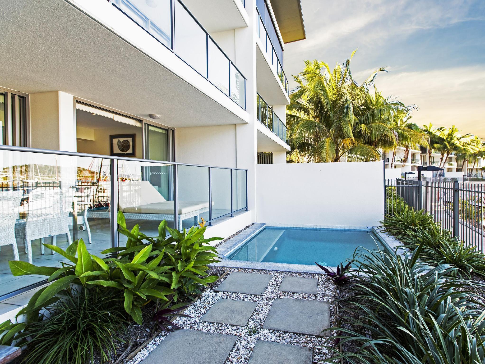 페퍼스 블루 온 블루 리조트 마그네틱 아일랜드 넬리베이 외부 사진 A pool at a private residence in Miami