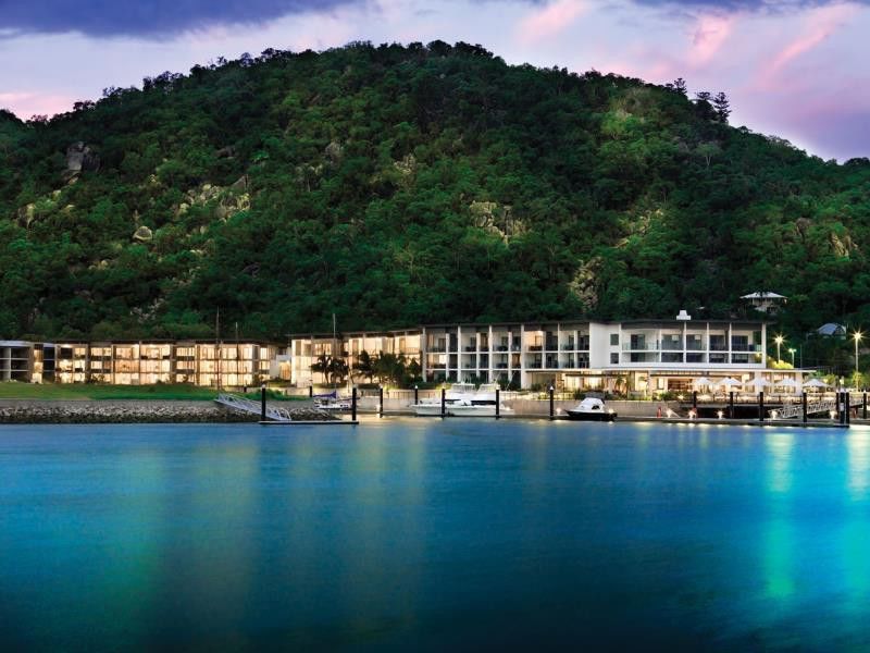페퍼스 블루 온 블루 리조트 마그네틱 아일랜드 넬리베이 외부 사진 The resort at night