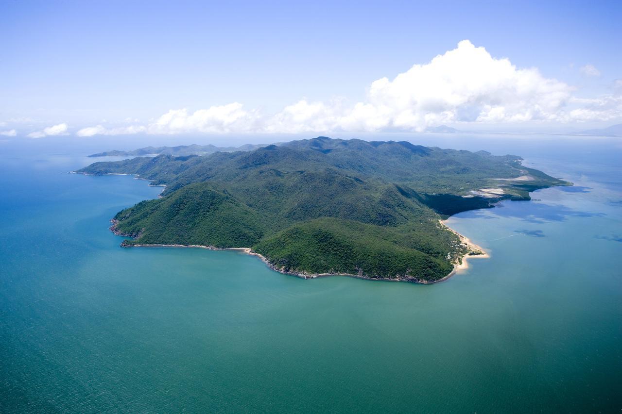 페퍼스 블루 온 블루 리조트 마그네틱 아일랜드 넬리베이 외부 사진 Aerial view of the island