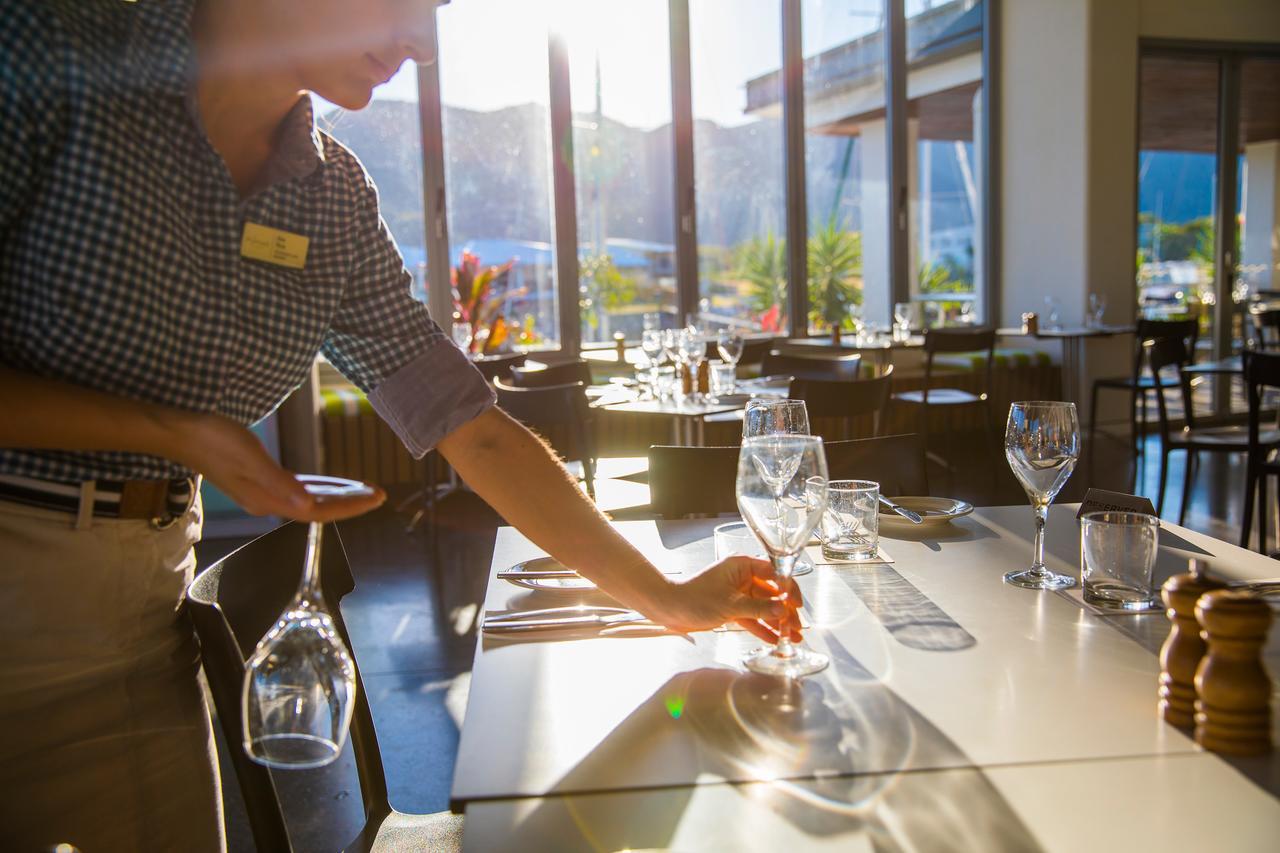 페퍼스 블루 온 블루 리조트 마그네틱 아일랜드 넬리베이 외부 사진 A waiter sets the table at a restaurant