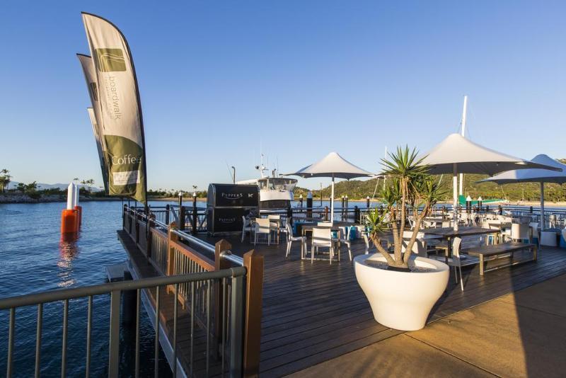 페퍼스 블루 온 블루 리조트 마그네틱 아일랜드 넬리베이 외부 사진 The Deck at Mooloolaba Marina
