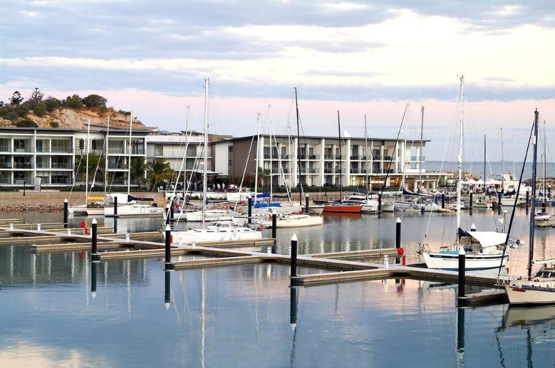 페퍼스 블루 온 블루 리조트 마그네틱 아일랜드 넬리베이 외부 사진 The Marina at Tumby Bay
